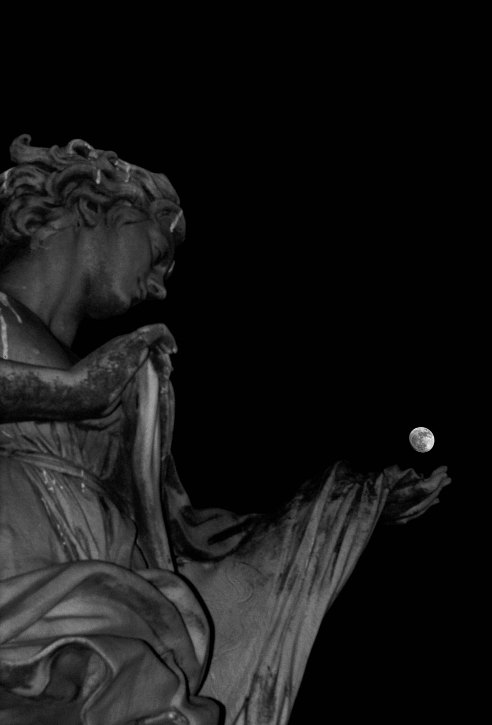 Statua - Statua e luna - Roma - Architettura - fotografare l'architettura - fotografare la città - istanti in viaggio - fotografia in viaggio
